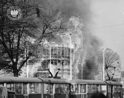 Fragment płonącego budynku Kombinatu Gastronomicznego „Kaskada”, 27 kwietnia 1981 r. (fot. z zasobu IPN)